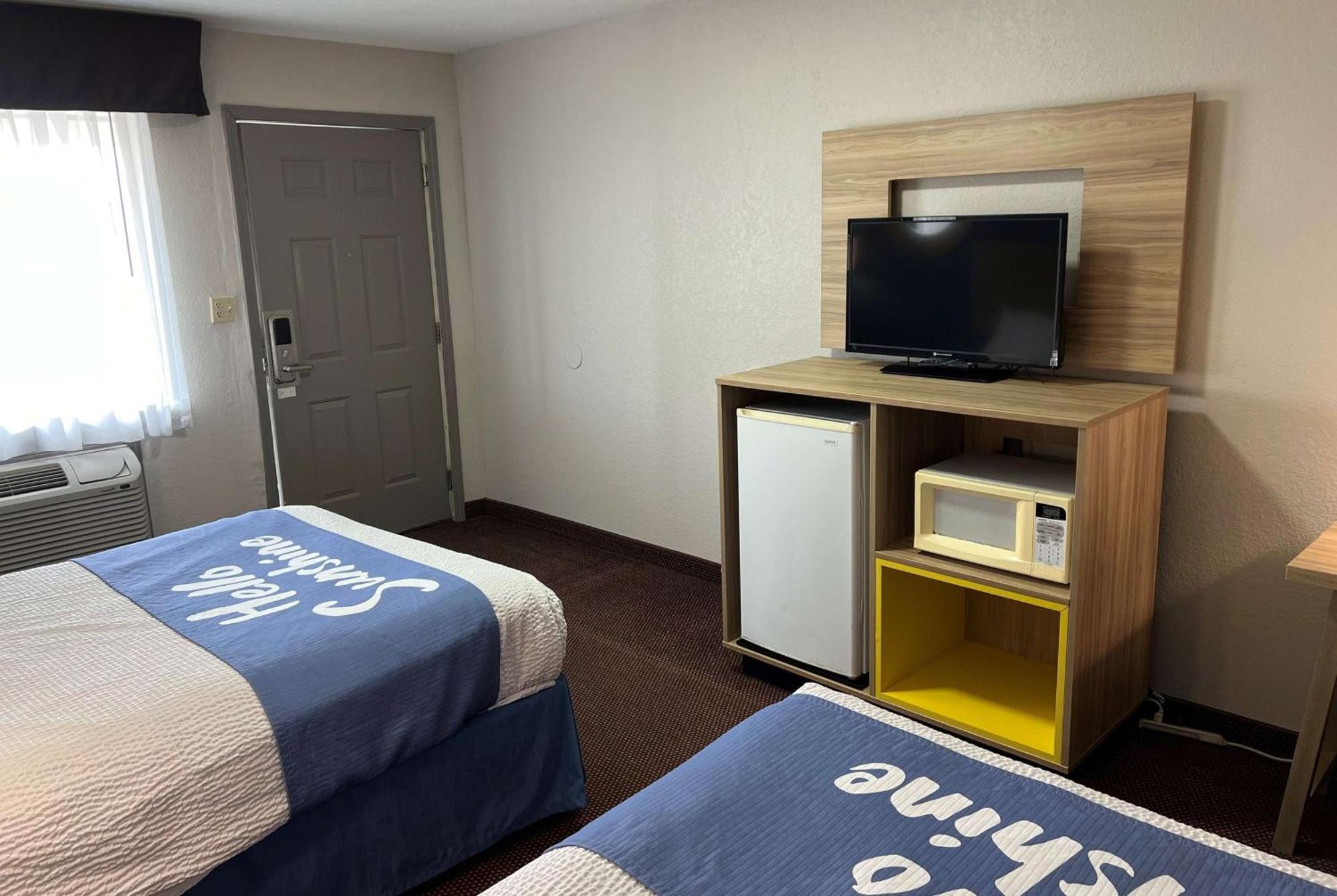 Days Inn By Wyndham Pratt Exterior photo