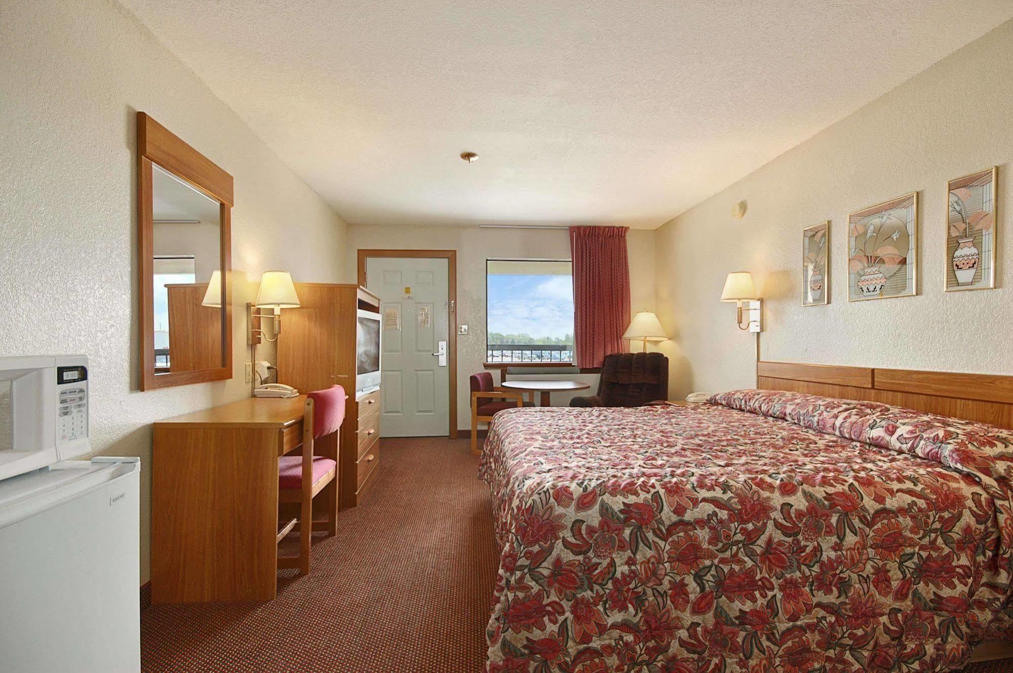 Days Inn By Wyndham Pratt Room photo