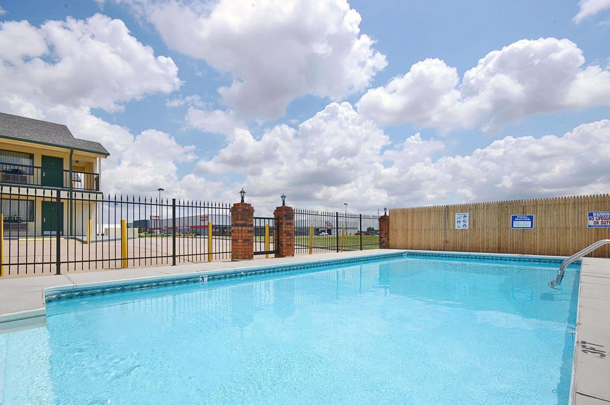 Days Inn By Wyndham Pratt Facilities photo